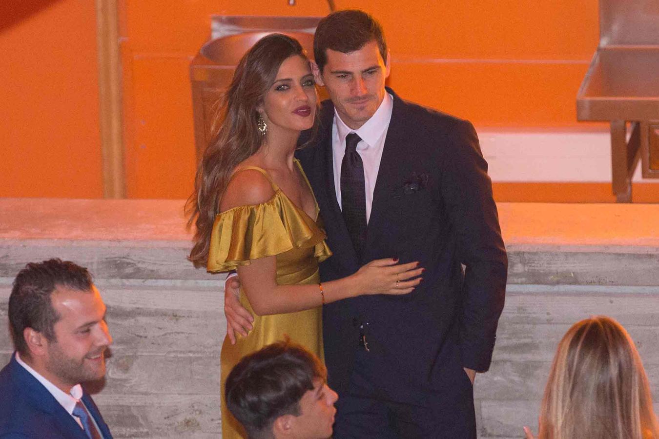 Iker Casillas y Sara CArbonero demuestran lo buena pareja que hacen en la Gala de los Dragones de Oporto, en octubre de 2017.