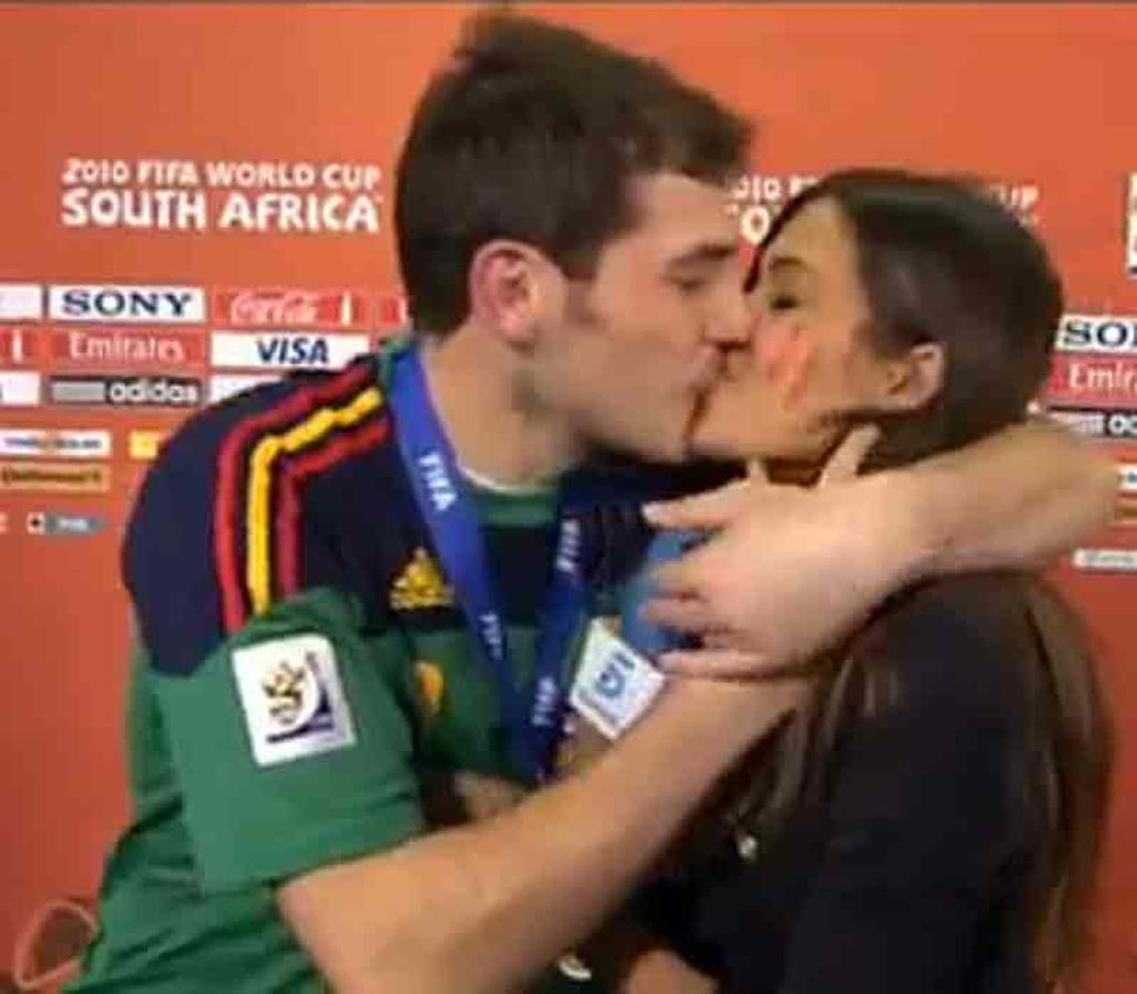 Iker Casillas no pudo rerpimirse y, tras coronarse campeón del mundo de fútbol, le plantó este beso a Sara Carbonero, que era la reportera que le estaba entrevistando. Era el 11 de julio de 2010.