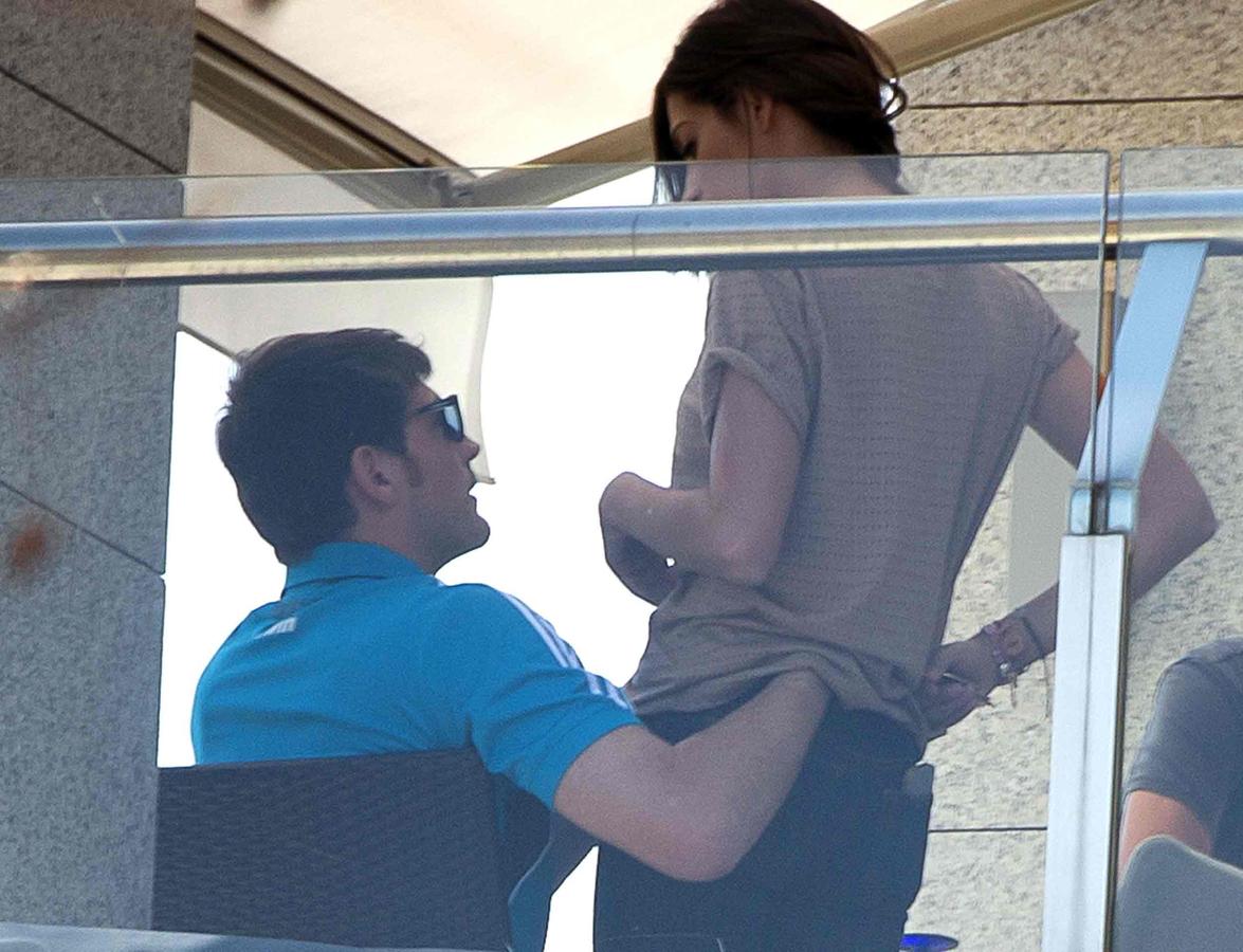 Sara Carbonero e Iker Casillas nos han dejado numerosos gestos de cariño, como este del portero con la mano por debajo de la camiseta de su mujer.