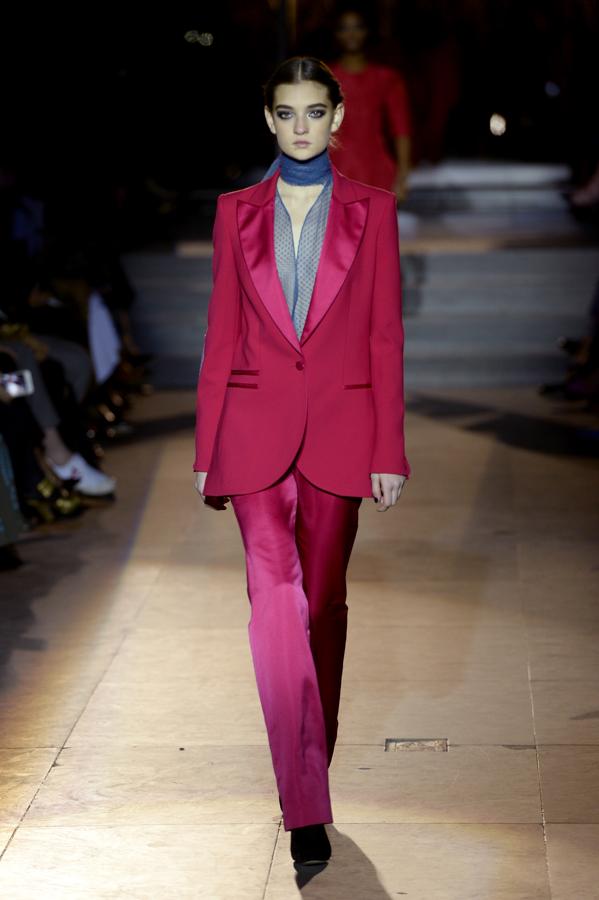 Con maravillas como este esmoquin fucsia a modo de despedida de Carolina Herrera, la primera colección de Wes Gordon como Director Creativo será la Resort 2019.