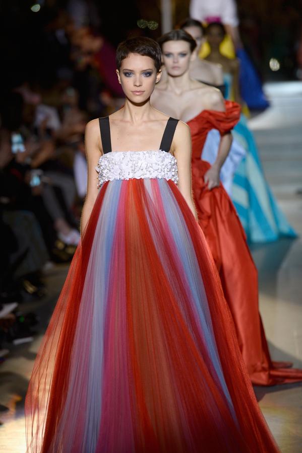 Fundada en 1981 por Carolina Herrera, el taller in-house de la marca combina la tradición de la artesanía de la alta costura con el uso y el pragmatismo del 'american way of life'..