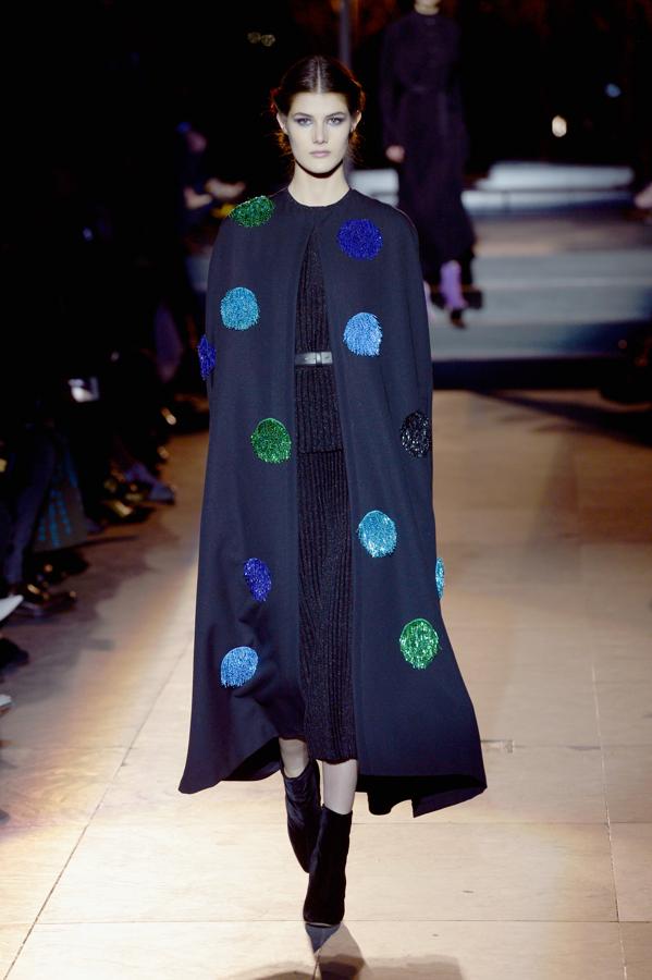 Carolina Herrera se despide de la dirección creativa de su marca con looks tan especiales como este, y pasa el testigo a Wes Gordon, formado en la Central Saint Martin.