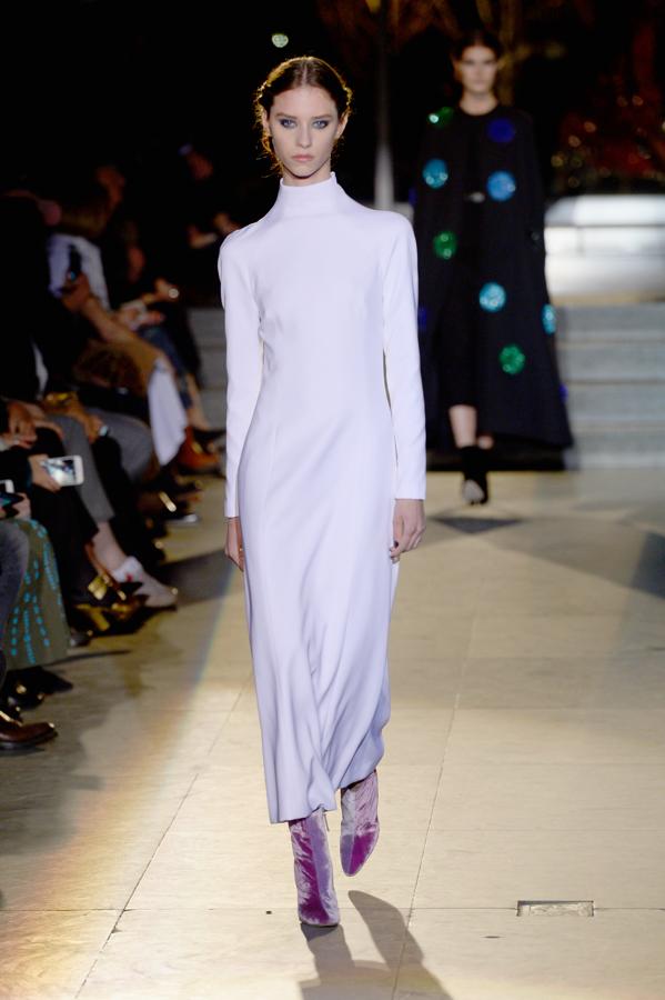 La delicadeza y la hiperfeminidad de las colecciones de Carolina Herrera han sido una constante durante 37 años. Habrá que ver con qué nos sorprende Wes Gordon a partir de la Resort 2019.