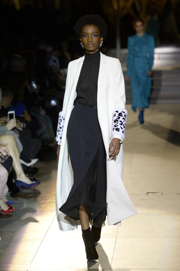 Detalles de la última colección de Carolina Herrera como directora creativa de su firma, durante el desfile en la Semana de la Moda de Nueva York.