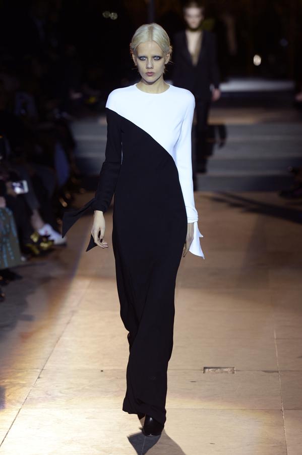 Detalles de la última colección de Carolina Herrera como directora creativa de su firma, durante el desfile en la Semana de la Moda de Nueva York.