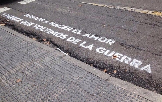'Fuimos a hacer el amor y parece que volvimos de la guerra' es una de las frases que formó parte de la iniciativa 'Madrid te comería a versos', de Boa Mistura, con fragmentos de canciones de Leiva y Rayden.