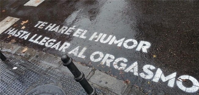 'Te haré el humor hasta llegar al orgasmo' es una de las frases que formó parte de la iniciativa 'Madrid te comería a versos', de Boa Mistura, con fragmentos de canciones de Leiva y Rayden.