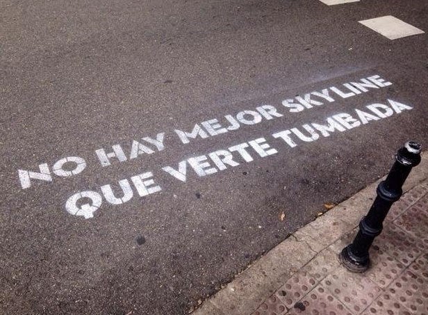 'No hay mejor skyline que verte tumbada' es una de las frases que formó parte de la iniciativa 'Madrid te comería a versos', de Boa Mistura, con fragmentos de canciones de Leiva y Rayden.