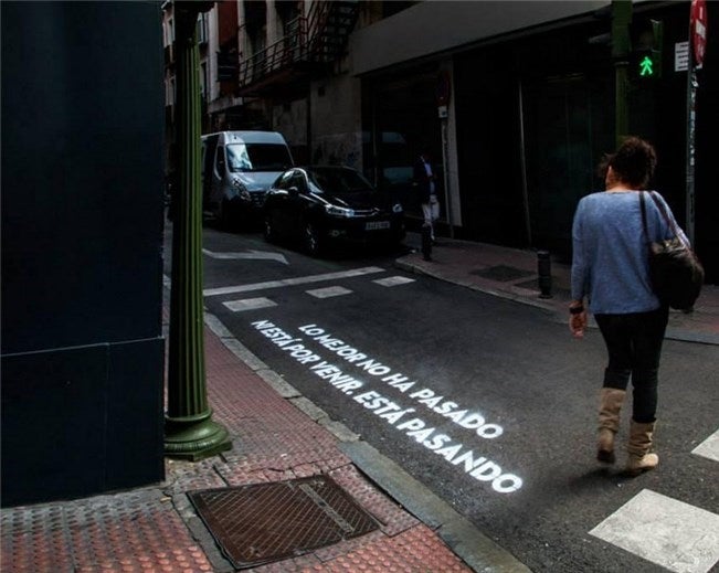 'Lo mejor no ha pasado ni está por venir, está pasando' es una de las frases que formó parte de la iniciativa 'Madrid te comería a versos', de Boa Mistura, con fragmentos de canciones de Leiva y Rayden.