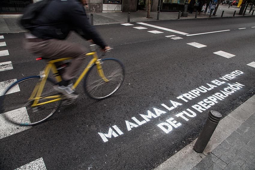 'Mi alma la tripula el viento de tu respiración' es una de las frases que formó parte de la iniciativa 'Madrid te comería a versos', de Boa Mistura, con fragmentos de canciones de Leiva y Rayden.