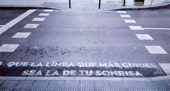 'Que la línea que más cuides sea la de tu sonrisa' es una de las frases que formó parte de la iniciativa 'Madrid te comería a versos', de Boa Mistura, con fragmentos de canciones de Leiva y Rayden.