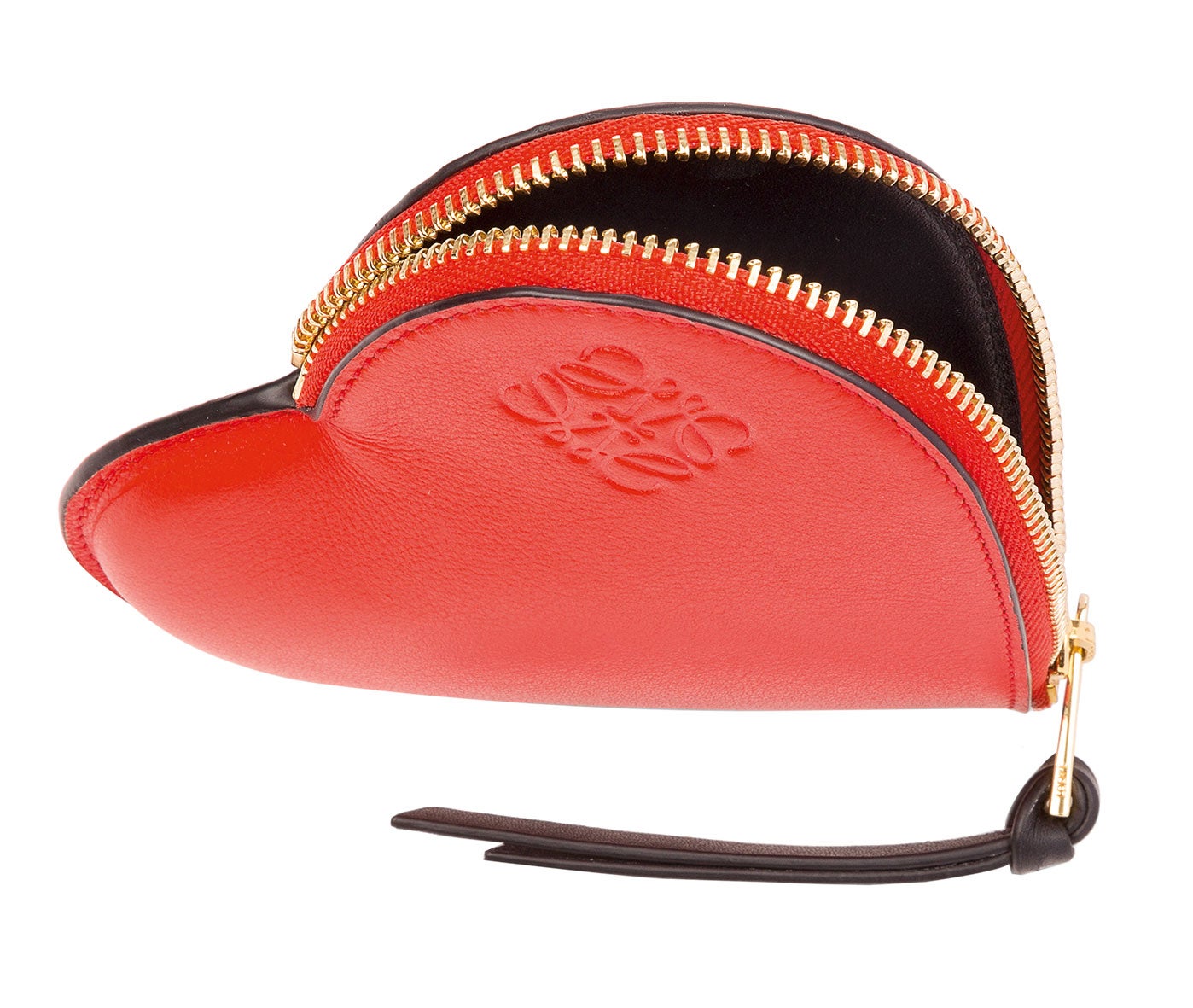 El monedero Cookie Heart es una de las últimas creaciones de Loewe. Está hecho en piel roja con costuras en negro. loewe.com.