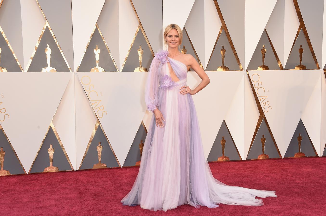 Heidi Klum se adelantó a la tendencia y en 2016, cuando todavía nadie sabía que el lila triunfaría en todos los looks, fue a los Oscar con un diseño vaporoso en este tono de Marchesa