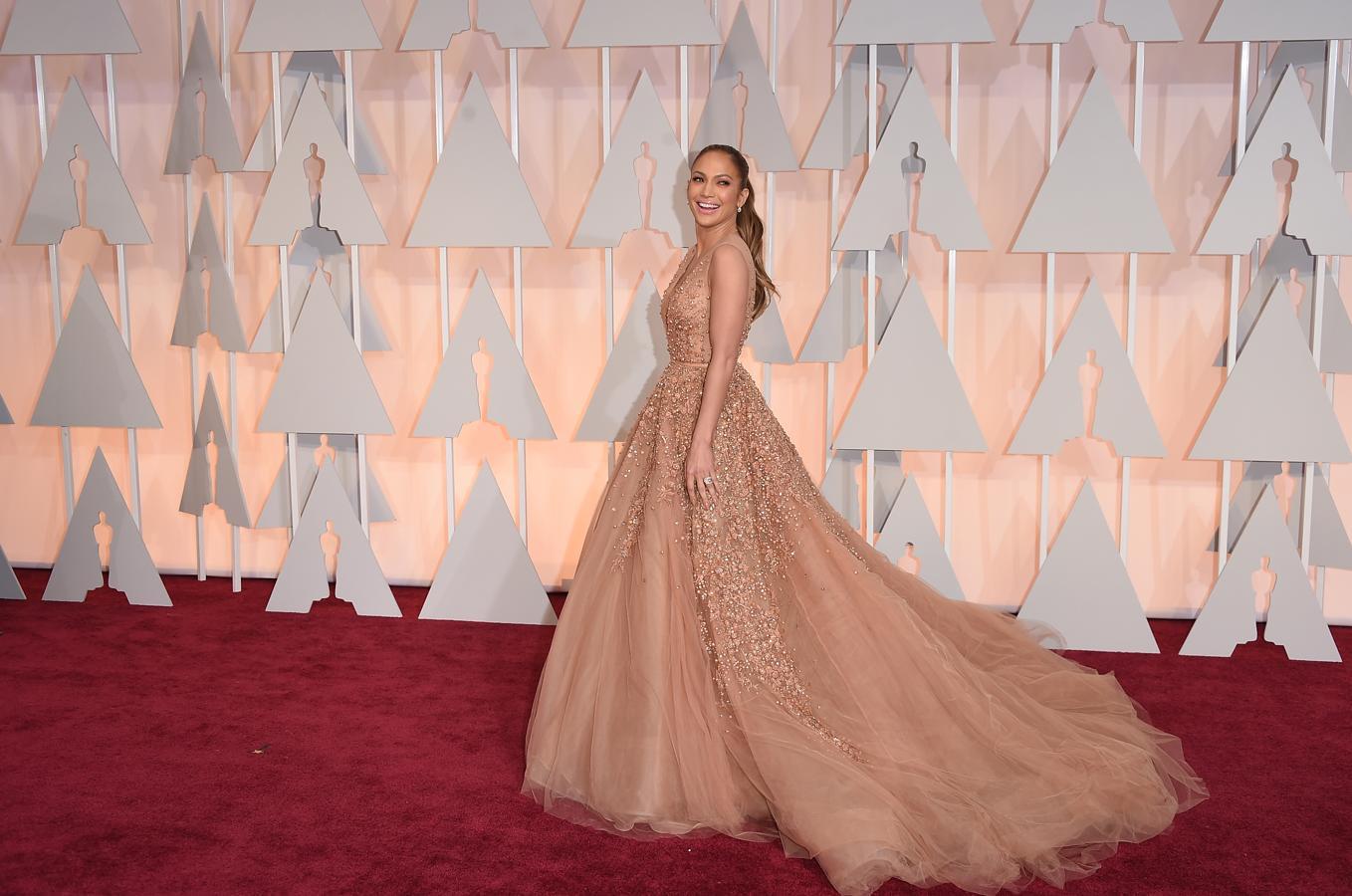 Y Jennifer Lopez hizo lo propio con una creación de Elie Saab Couture en color nude con brillo y cola. Parecía sacado de un cuento.