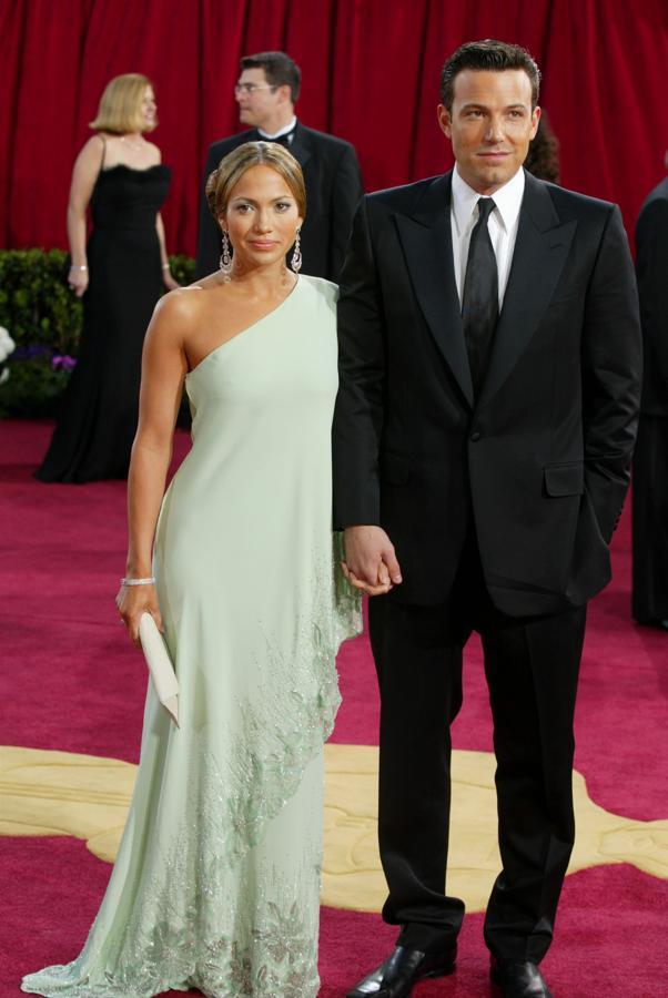 Verde empolvado y asimetrías, imposible olvidar el vestido de Jennifer Lopez en los Oscar de 2013. Llevaba el sello de Valentino y se asemejaba a otro de Jackie Keneddy