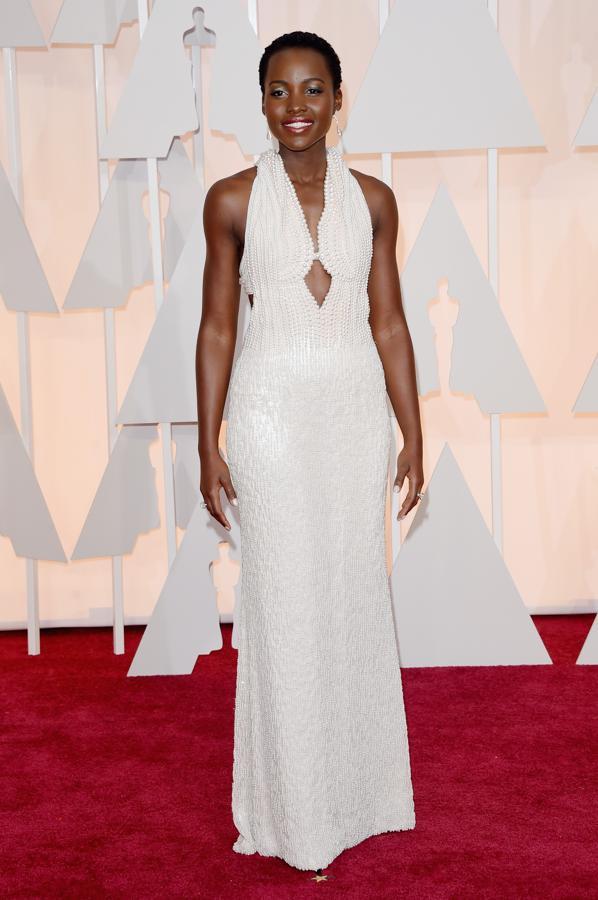 En 2016, Lupita Nyong'o paseó por la red un diseño de Calvin Klein en blanco con más de 6.000 perlas bordadas a mano. Y es uno de los más caros de la historia, valorado en 150.000 dólares