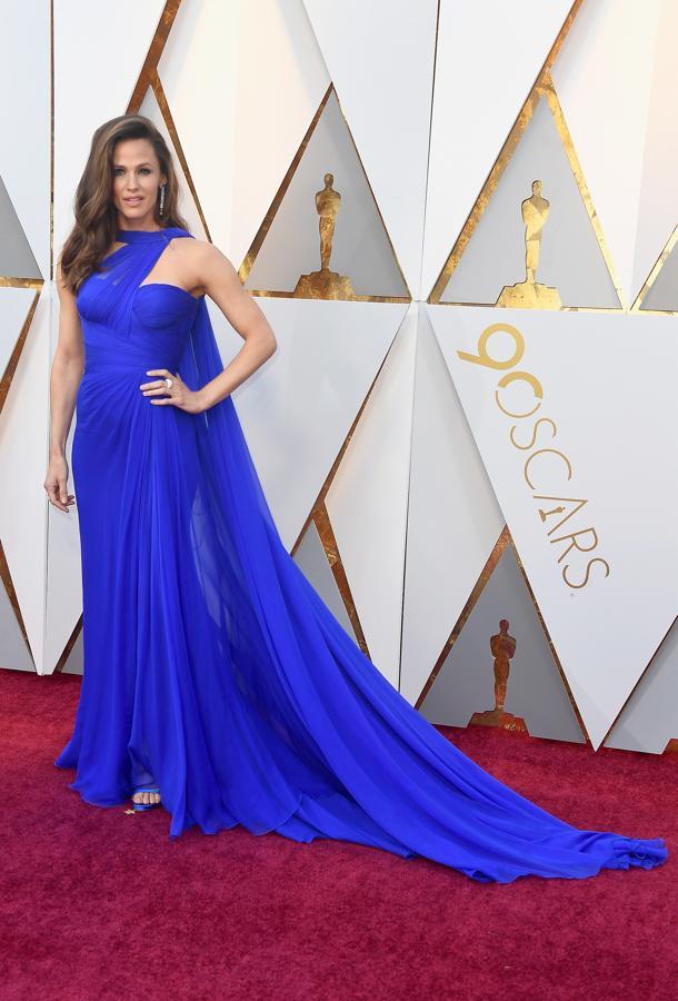 Jennifer Garner estaba espectacular vestida de azul klein en los Oscar de 2018. Ese Atelier Versace era pura elegancia.