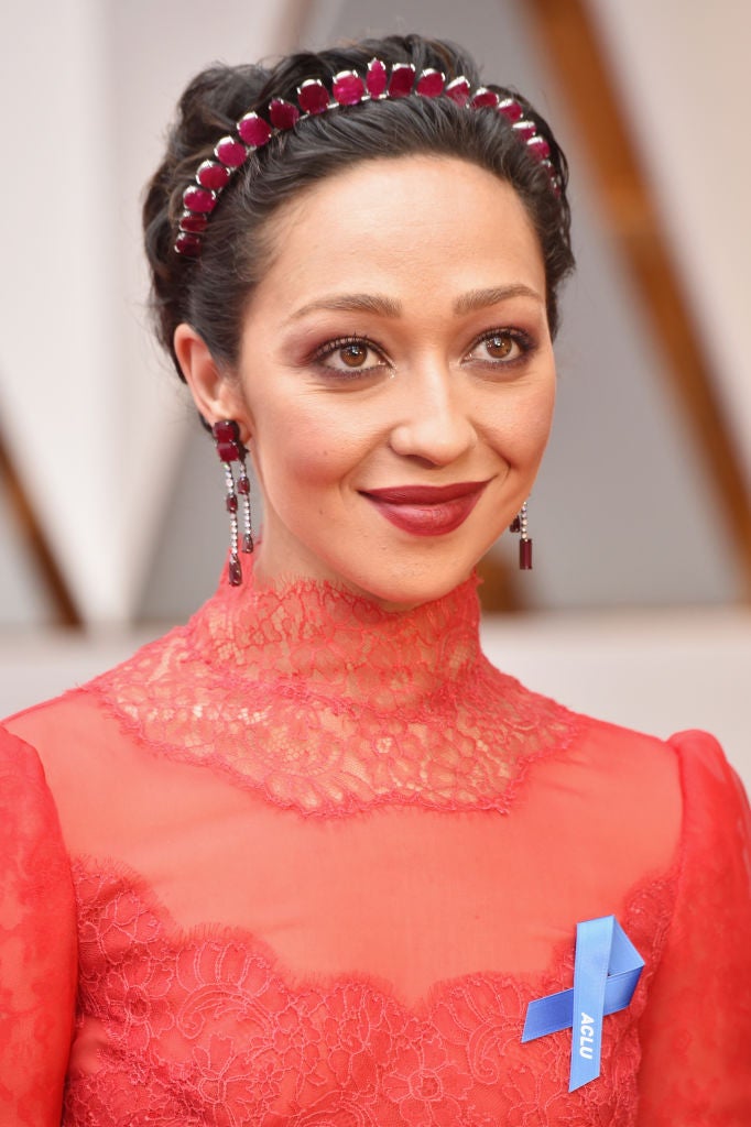 Ruth Negga con pixie adornado con diadema en los Oscars 2017. Su maquillaje, en tonos burdeos, a juego con la diadema