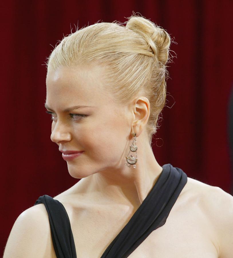 Nicole Kidman con un bonito moño aldo en los Oscar 2015, que combinó con un maquillaje en tonos rosas.