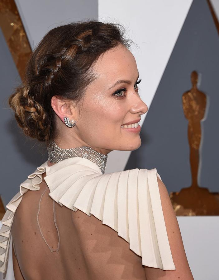 Olivia Wilde con moño trenzado en los Oscar 2016 y maquillaje en tonos naturales.