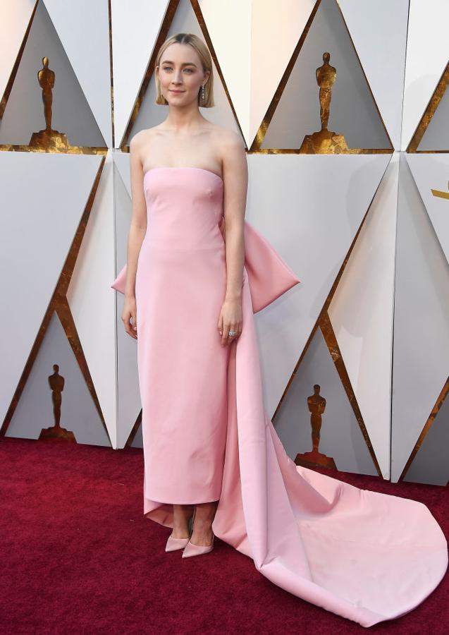 La protagonista de 'Mujercitas' nos deslumbró con un vestido palabra de honor rosa, con un gran lazo en la espalda, de Calvin Klein. Fue en los Oscar de 2018.