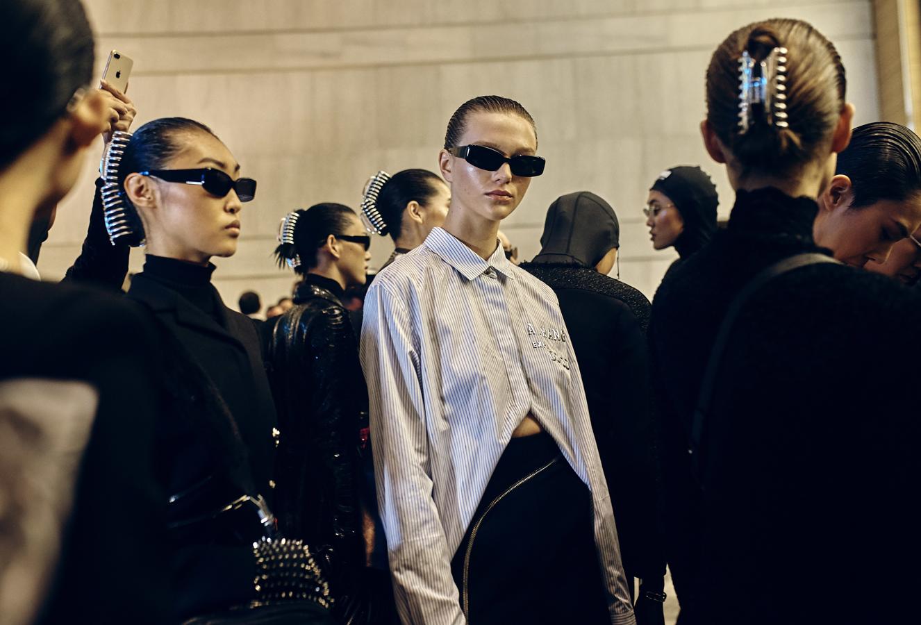 Sobre la pasarela de Wang, gabardinas de cuero, vestidos de cuero, pantalones de cuero y, cómo no, las minúsculas gafas fututistas de Neo en Matrix. Esta tendencia es una realidad