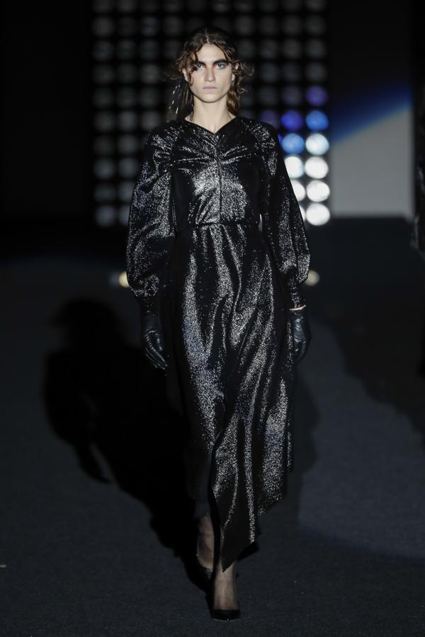 Prendas glitter, medias y zapatos negros y una estética que recuerda a la de Morfeo en la película que triunfó en los años 90.