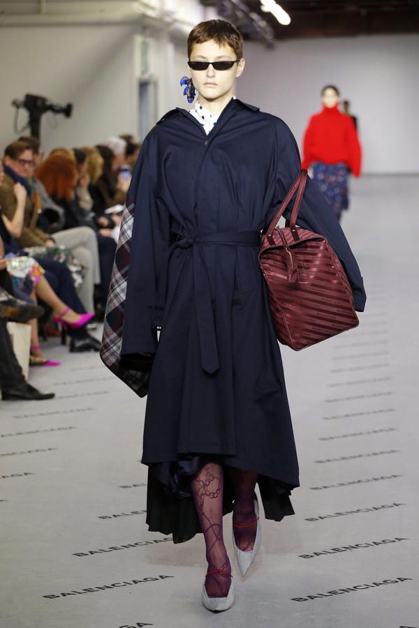 Pero antes que Alexander Wang, Prada y Ana Locking, Balenciaga vistió a la mujer con minísculas gafas futuristas de estilo Matrix en su colección O/I 2017-2018