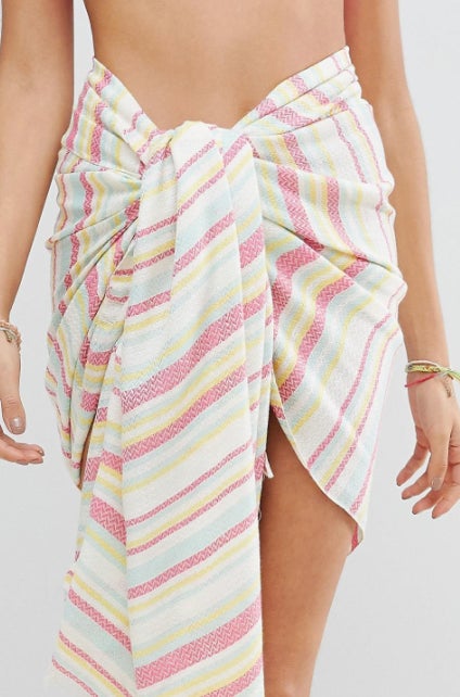 Pareo colores pastel de Asos: 8,99 euros.