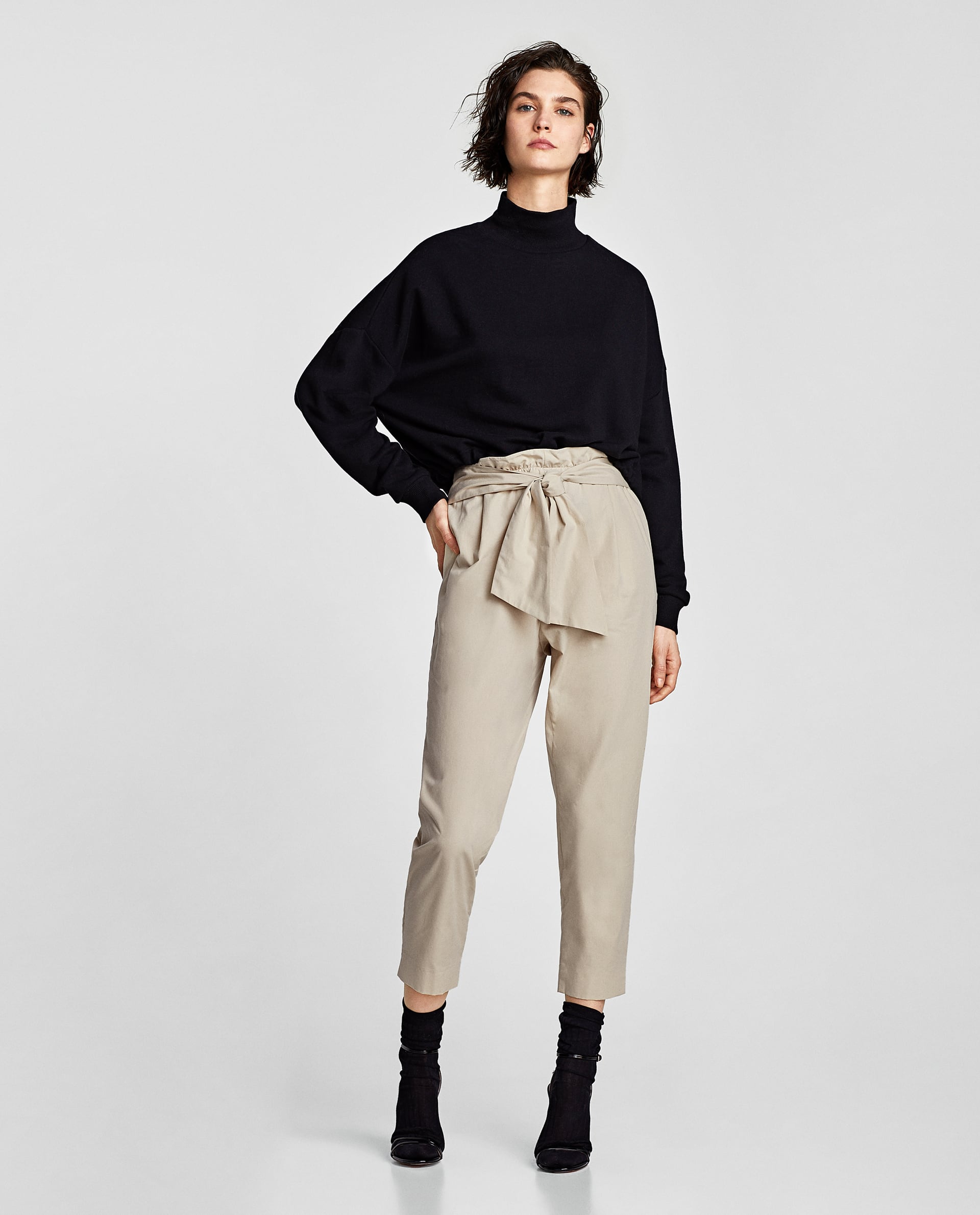 Pantalón con lazo en la cintura de Zara: 9,99 euros.