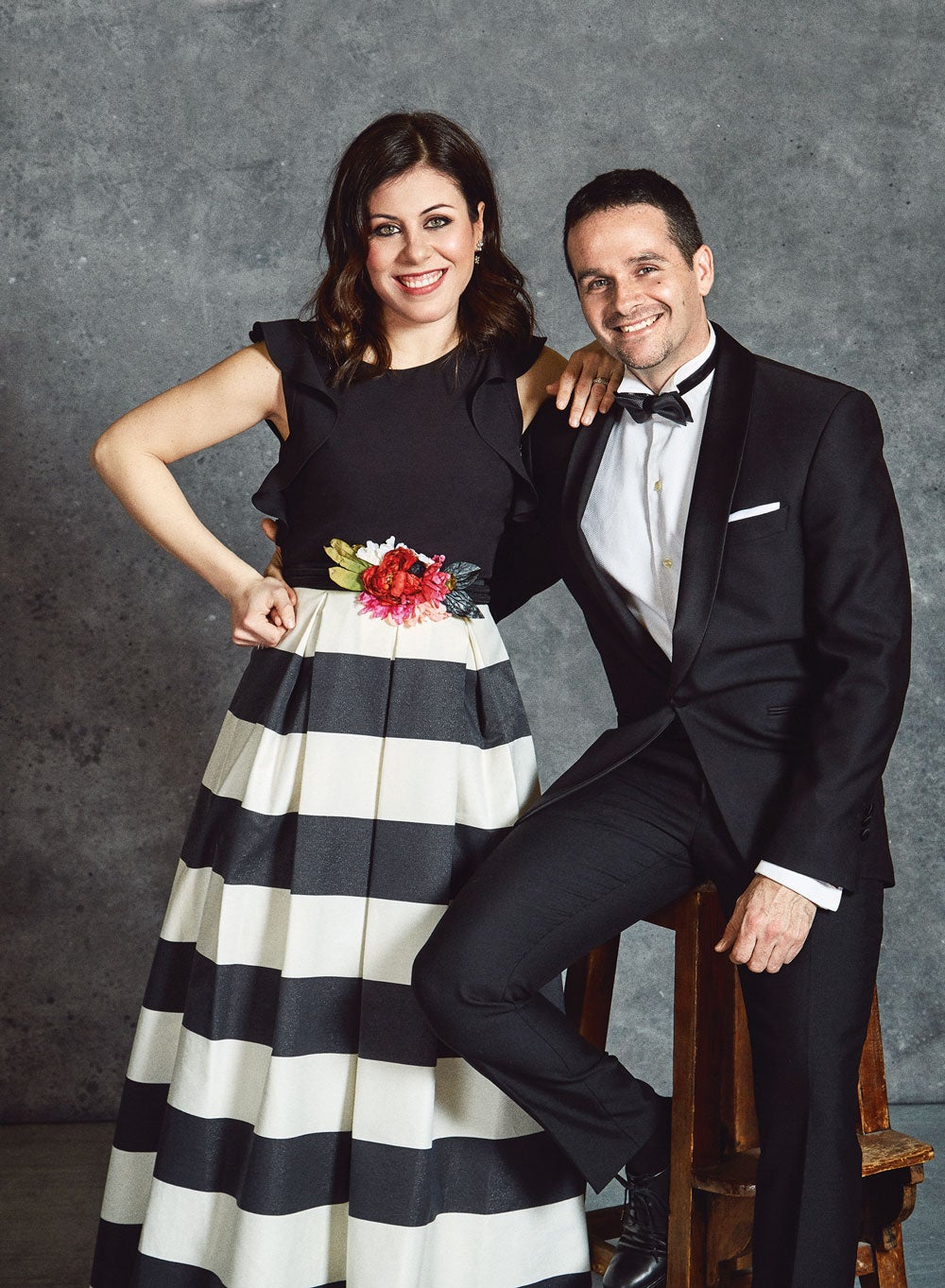 Virginia Martínez, con un diseño de Lorena Bernal, junto a su marido, David Martínez Castillo.