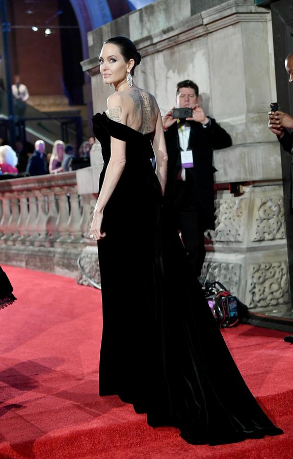 Así es el impresionante vestido de Angelina por detrás. El vestido es de Ralph & Russo.