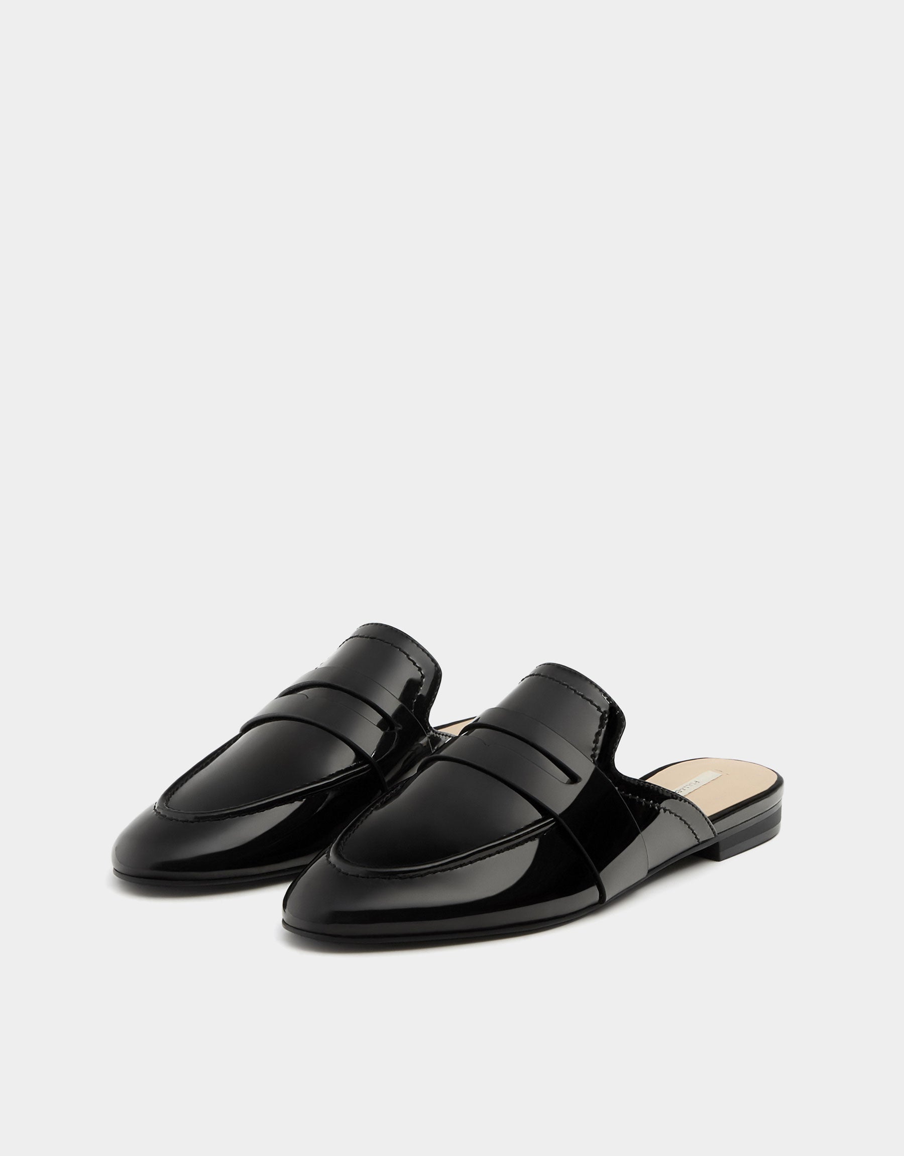 Zapatos de charol de Pull and Bear: 19,99 euros.