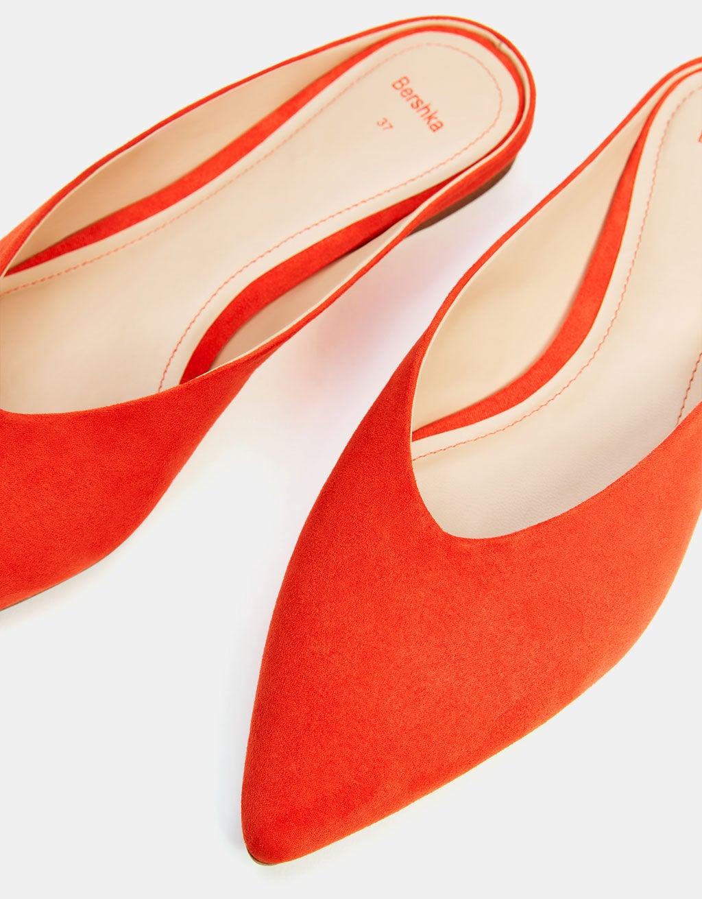 Zapato destalonado rojo de Bershka: 19,99 euros.