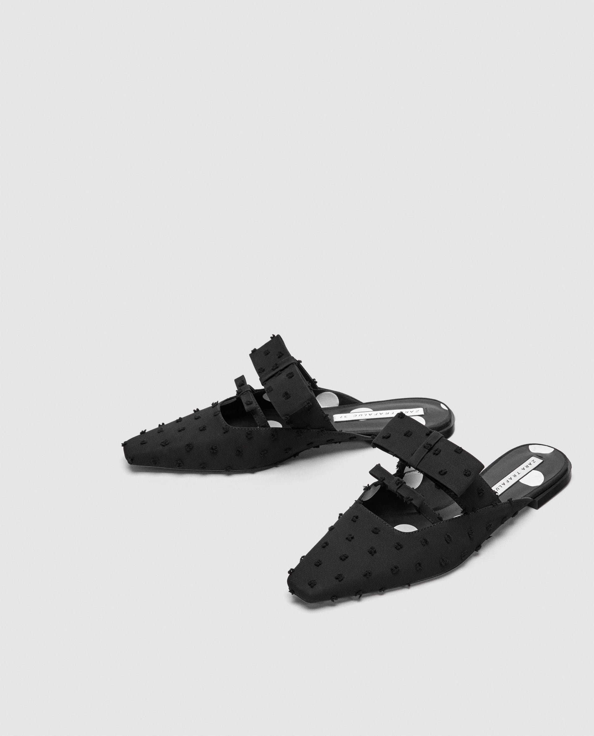 Zapato plano destalonado de plumero, de Zara: 25,95 euros.
