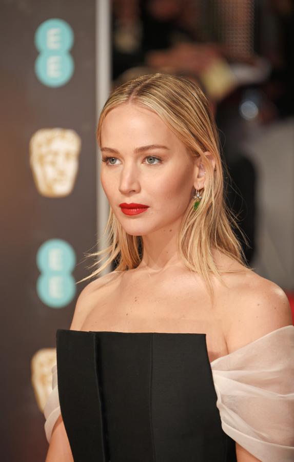 Jennifer Lawrence con maquillaje efecto natural y labios rojos.