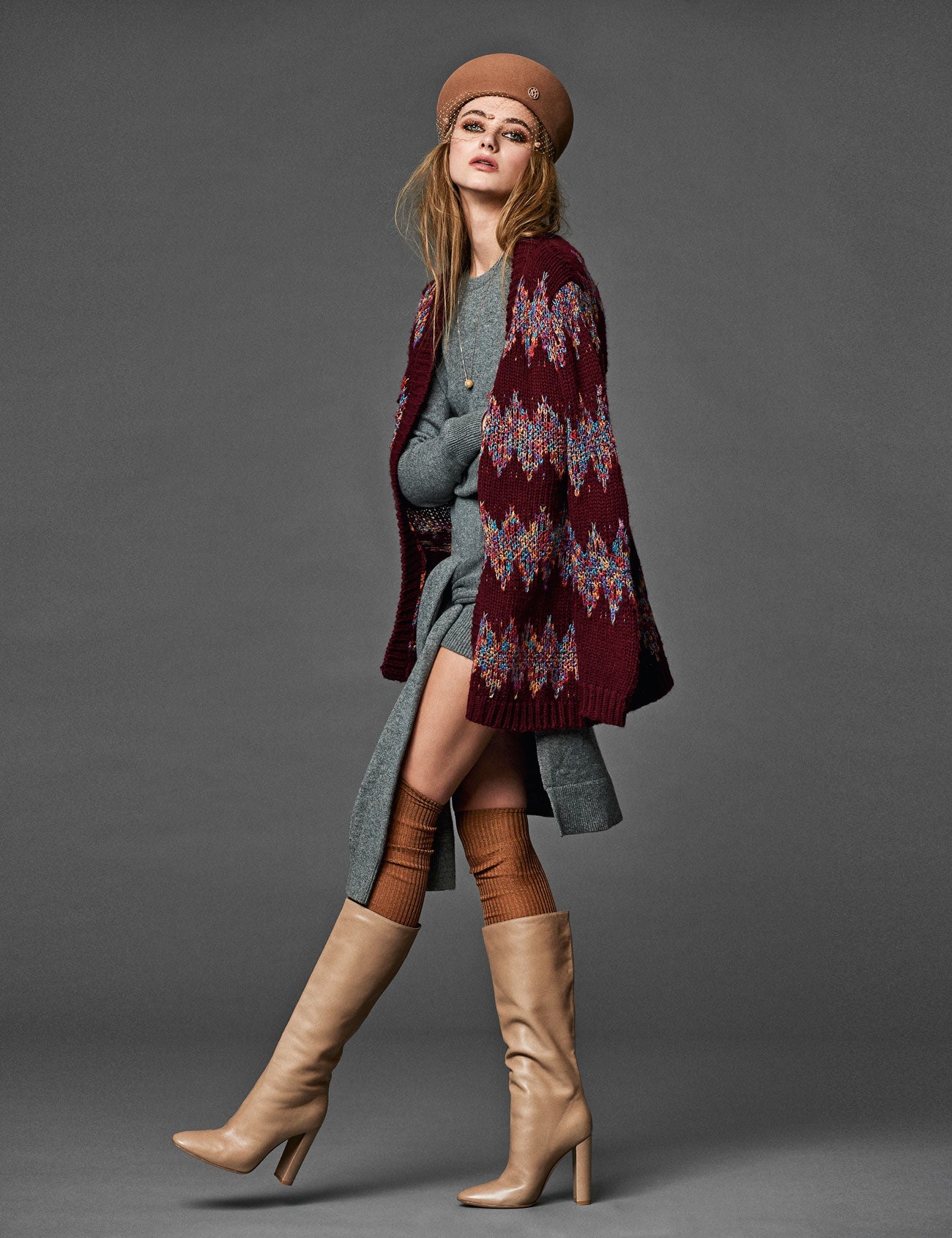 Jersey de Michael Kors, chaqueta de Desigual, botas de Gianvito Rossi, medias de Missoni, boina con red de Maison Michel y colgante de Cartier.