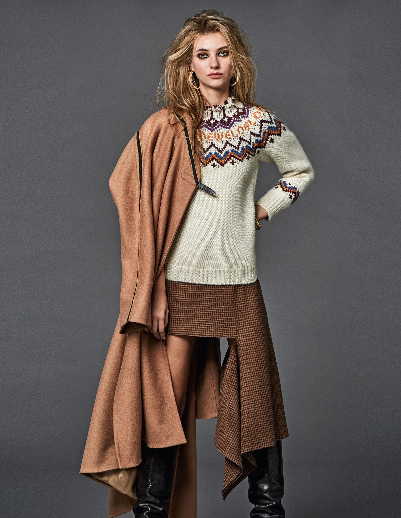 Jersey de Loewe, falda asimétrica de Balenciaga, abrigo de Hermès, botas de El Corte Inglés, pendientes de Aurélie Bidermann y pulsera de Aristocrazy.