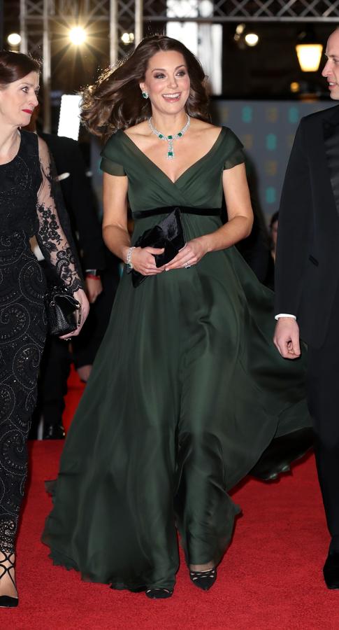 Kate Middleton no apostó por el negro por protocolo, pero dio una genial lección de estilo con este vestido verde de Jenny Packham y su clutch 'marca España' de Mascaró.