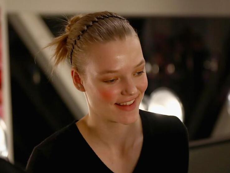 Fotos: Las diademas en zigzag y otras tendencias de belleza de las pasarelas