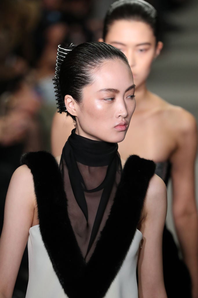 Y Alexander Wang intenta resucitar otro accesorio para el pelo de los 90: las pinzas. Sí esas que usas para recoger tu melena en casa.