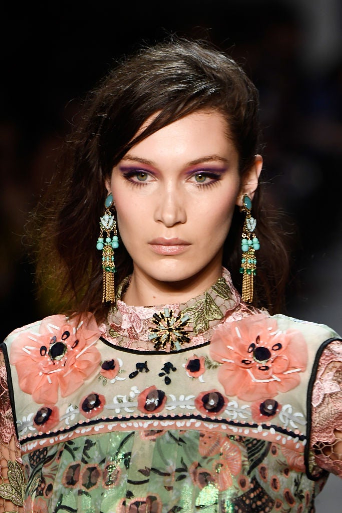 Anna Sui sube a la pasarela el color pantone: el ultra-violet, en sombras de ojos.