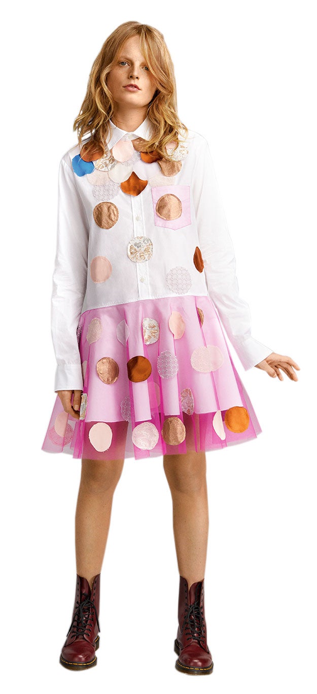 Viktor & Rolf se han unido con Zalando para crear una colección sostenidble, RE:CYCLE. Una edición limitada de piezas para mujer, elaboradas con el excedente de prendas de la plataforma de moda on line.