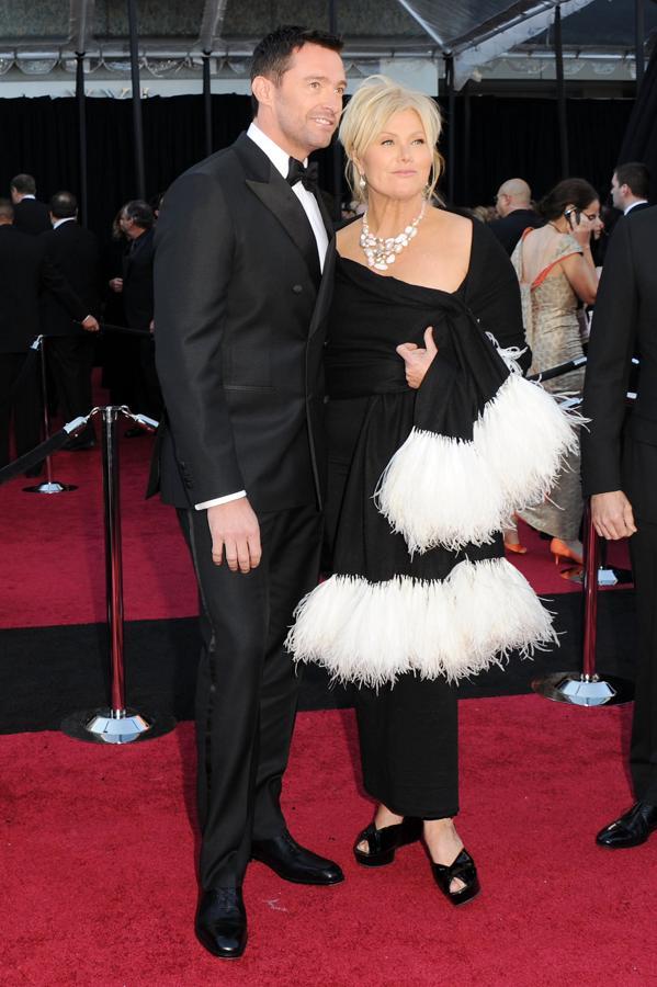 Plumas, plataformas, ese recogido tan del 2000... ¡Pero estábamos en 2011! Y mira que es complicado equivocarse con un vestido negro. Mal, Deborra-Lee Furnes