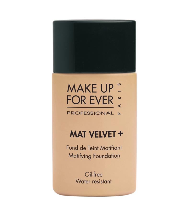 Mat Velvet+ de Make Up For Ever. Especialmente diseñada para las pieles normales a grasas, aporta cobertura y aspecto mate con un acabado en polvo.  (44€, en Sephora)