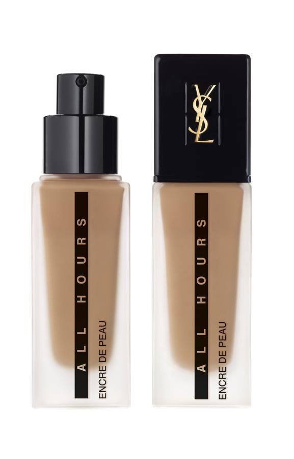 Encre De Peau All Hours Foundation de Yves Saint Laurent. Fondo de maquillaje que se aplica como una segunda piel, fórmula waterproof, evita los brillos y minimiza los poros. (50,50€)