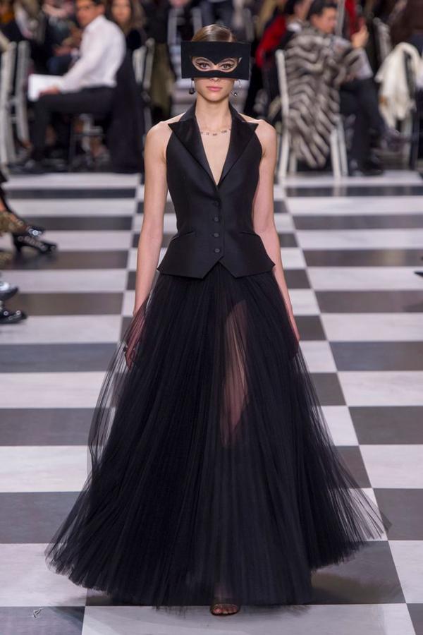 De negro, con este vestido efecto esmoquin y falda bailarina de Christian Dior.