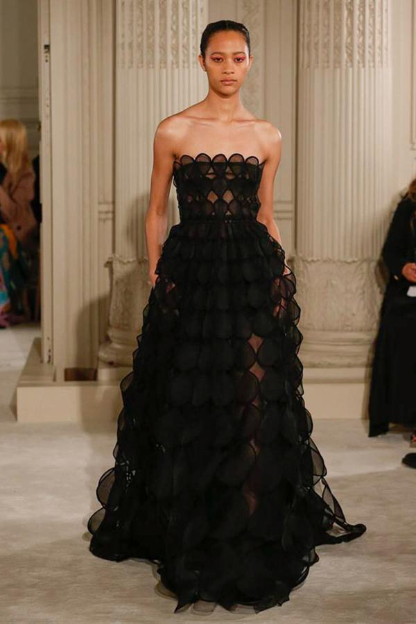 Keira Knighley hubiera podido llevar un vestido negro como este de Valentino para sumarse al 'time's up'.