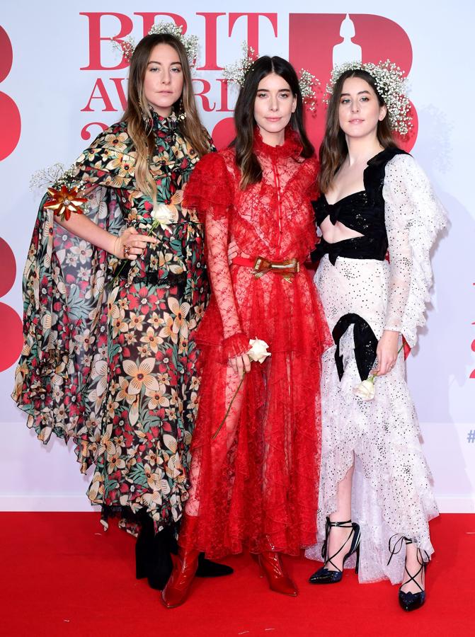 Las hermanas Haim, Este, Danielle y Alana, han apostado por looks de Rodarte al más puro estilo ninfas del bosque.