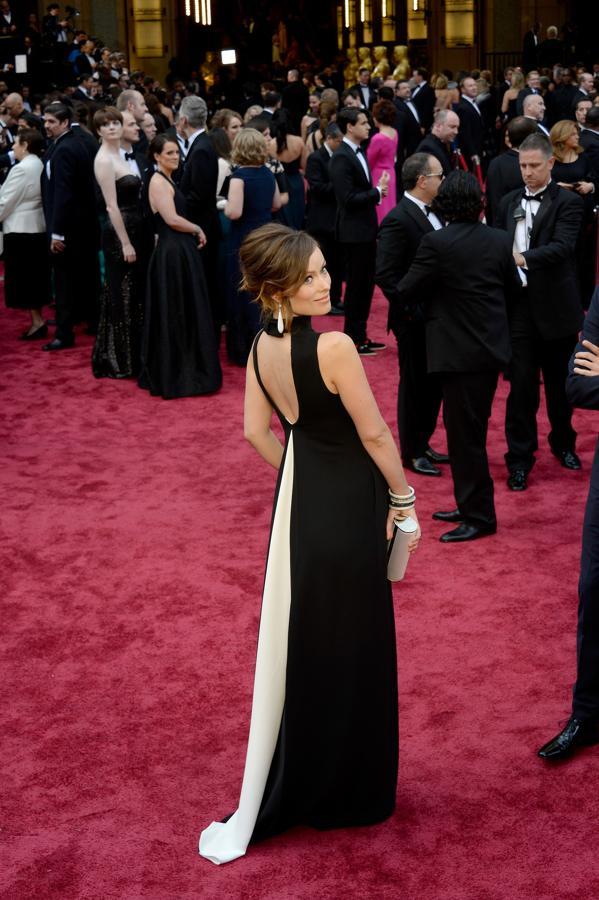 Embarazada, Olvia Wilde nos cautivó en los Oscar de 2014 con un diseño de Valentino en 'black &white' y escote en la espalda.